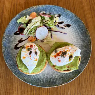 Avocado toast cu ou poșat
