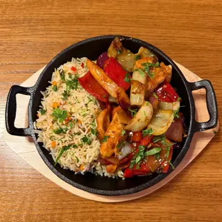 Tigaie Picantă de Pui cu Orez Basmati cu Legume