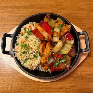 Tigaie picantă de porc cu orez basmati cu legume