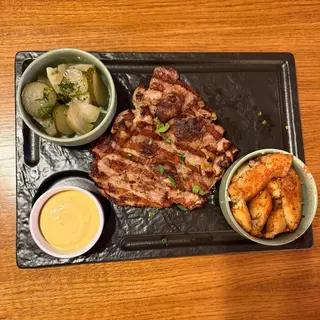 Ceafă de Porc Fragezită la Josper cu Cartofi Zdrobiți