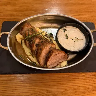 Mușchiuleț de Porc la Josper cu Sos Gorgonzola