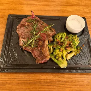 Antricot de Vită la Grătar cu Broccoli Sote