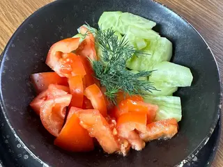 Salată de roșii și castraveți