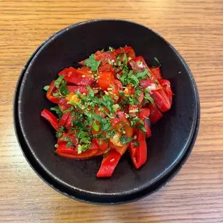 Salată de ardei copți cu usturoi