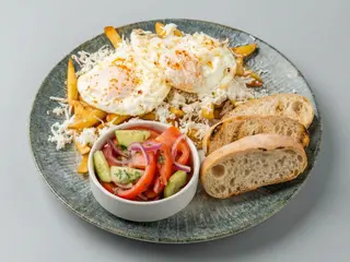 Gustul copilăriei (Cartofi prăjiți cu brânză și ouă ochiuri)