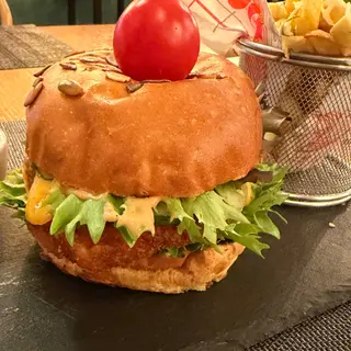 Crispy Chicken Burger cu Cartofi Parmezan și Usturoi