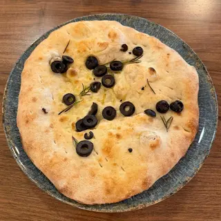 Foccacia cu măsline și rozmarin