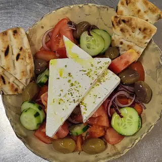 Salata graceasca cu feta artizanala