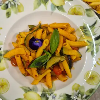 Penne cu legume, busuioc si parmezan