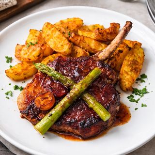 CEAFA DE VITA CU CARTOFI WEDGES/ BEEF CHOP WITH POTATO WEDGES
