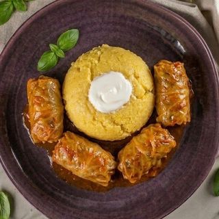 Sarmale cu Mamaliga/ Stuffed Cabbage Rolls with Polenta. 450G