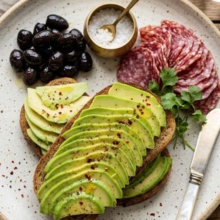 Pasta de avocado pe paine neagra