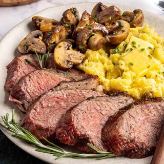 STAKE DE VITA CU PIURE DE CARTOFI/ CARTOFI WEDGES / BEEF STAKE WITH MASHED/WEDGES POTATO - 500g