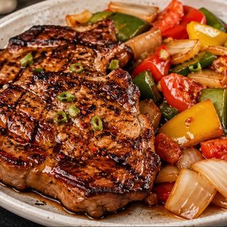 Cotlete de porc la grătar cu legume chopsuy/Grilled pork chops served with chopsuy 500g