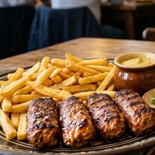 4 MICI CU CARTOFI PRAJITI/4 MICI WITH FRENCH FRIES
