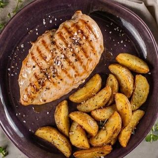 PIEPT DE CURCAN PE GRILL SI CARTOFI WEDGES/TURKEY BREAST GRILLED WITH POTATO WEDGES 350G