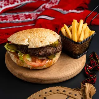 Plescavița Mala berbecut cu cartofi prăjiți