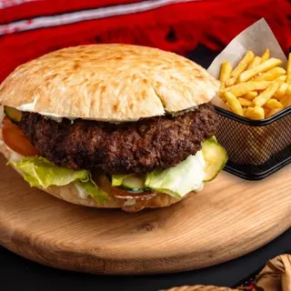 Plescavița Burger Classic + cartofi prajiti