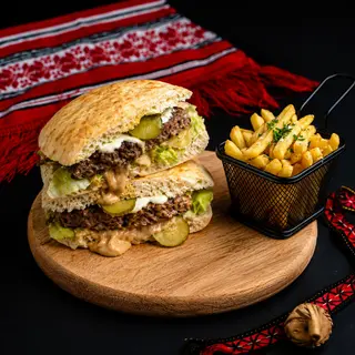 Plescavița Burger cu miez de cașcaval afumat + cartofi prajiti