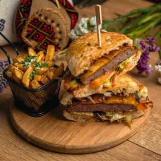Plescavița Burger Cheddar + cartofi prajiti