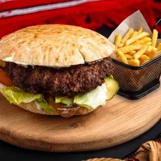Plescavita Burger picant + cartofi prajiti