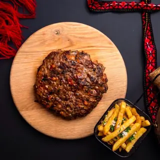 Plescavița cu miez de cașcaval afumat cu cartofi prajiti