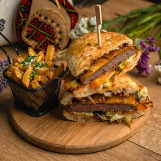Plescavița Mala Cheddar topit cu cartofi prajiti