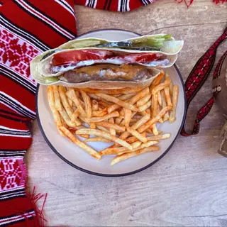Belgrad Pita cu Plescaviță și Cheddar si cartofi prajiti
