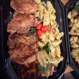 PULPA DE PUI DEZOSATA CU GARNITURA-sunt necesare 2 ore pentru a onora comanda