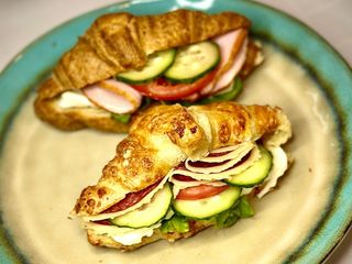 Croissant cu caşcaval şi șuncă