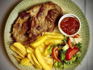 Ceafă cu cartofi pai și sos la alegere