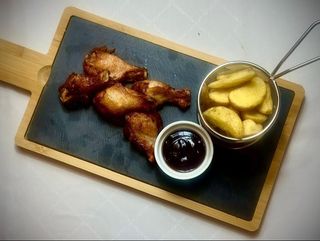 Aripioare marinate cu cartofi pai și sos la alegere