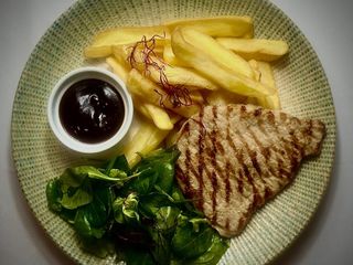 Cotlet de porc cu cartofi pai și sos la alegere