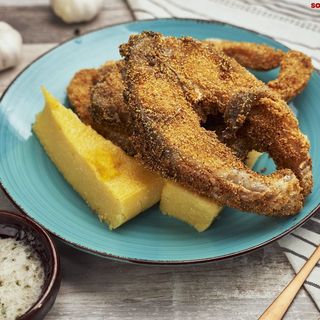 Crap cu mămăligă și mujdei