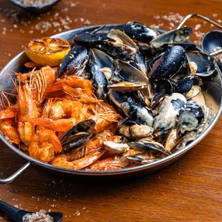 Platou cu scoici și creveți în sos de vin și usturoi