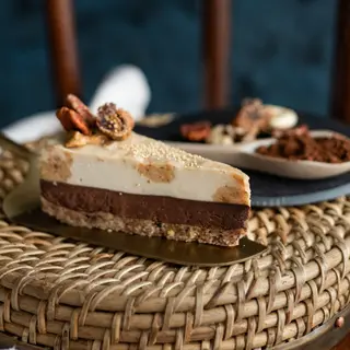 Tort cu vanilie, ciocolata si caramel