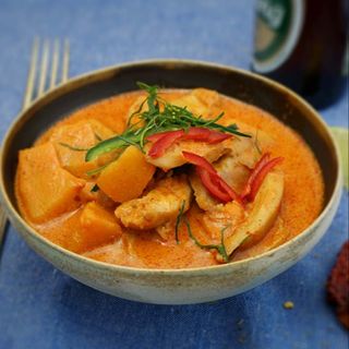 CHICKEN RED CURRY