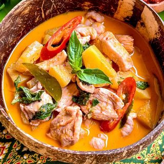 PORK PINEAPPLE RED CURRY
