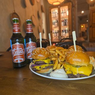 4 SMASHED Burgers + 2 BERI CZELL