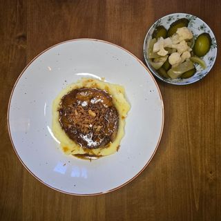 Felie de ceafă de porc coaptă și rumenită, piure de cartofi, murături 150g/150g/100g