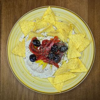 Hummus cu salată de ardei copt cu miere, oțet şi ulei de măsline, măsline 350g
