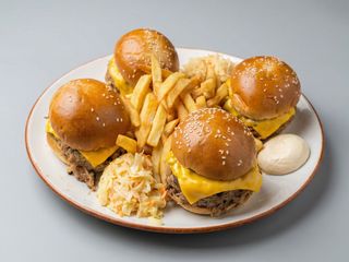 4 PULLEdBurger | cu cartofi / fries, coleslaw, sos aioli 1200g