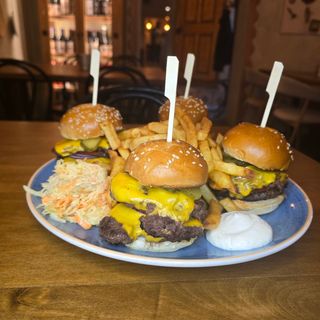 4 SMASHED Burgers | cu cartofi/fries, coleslaw, sos aioli 1,200g