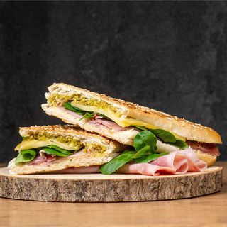 Sandwich cu prosciutto & pesto