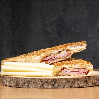 Sandwich cu pastrama & mozzarella