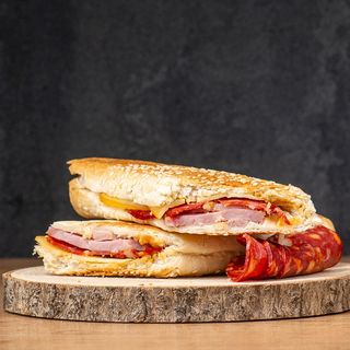 Sandwich cu sunca & salam chorizo