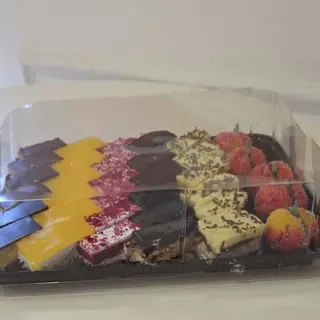 Platou asortat cu prăjituri premium