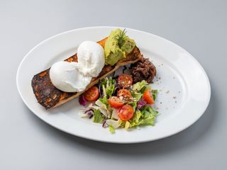 Varianta 3 - toast cu pasta de avocado si ceapa caramelizata
