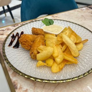 Aripioare de pui in panko cu cartofi si dressing de miere cu mustar