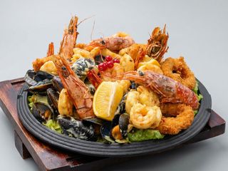 Trandafirii apelor pentru 3 persoane - platou cu fructe de mare